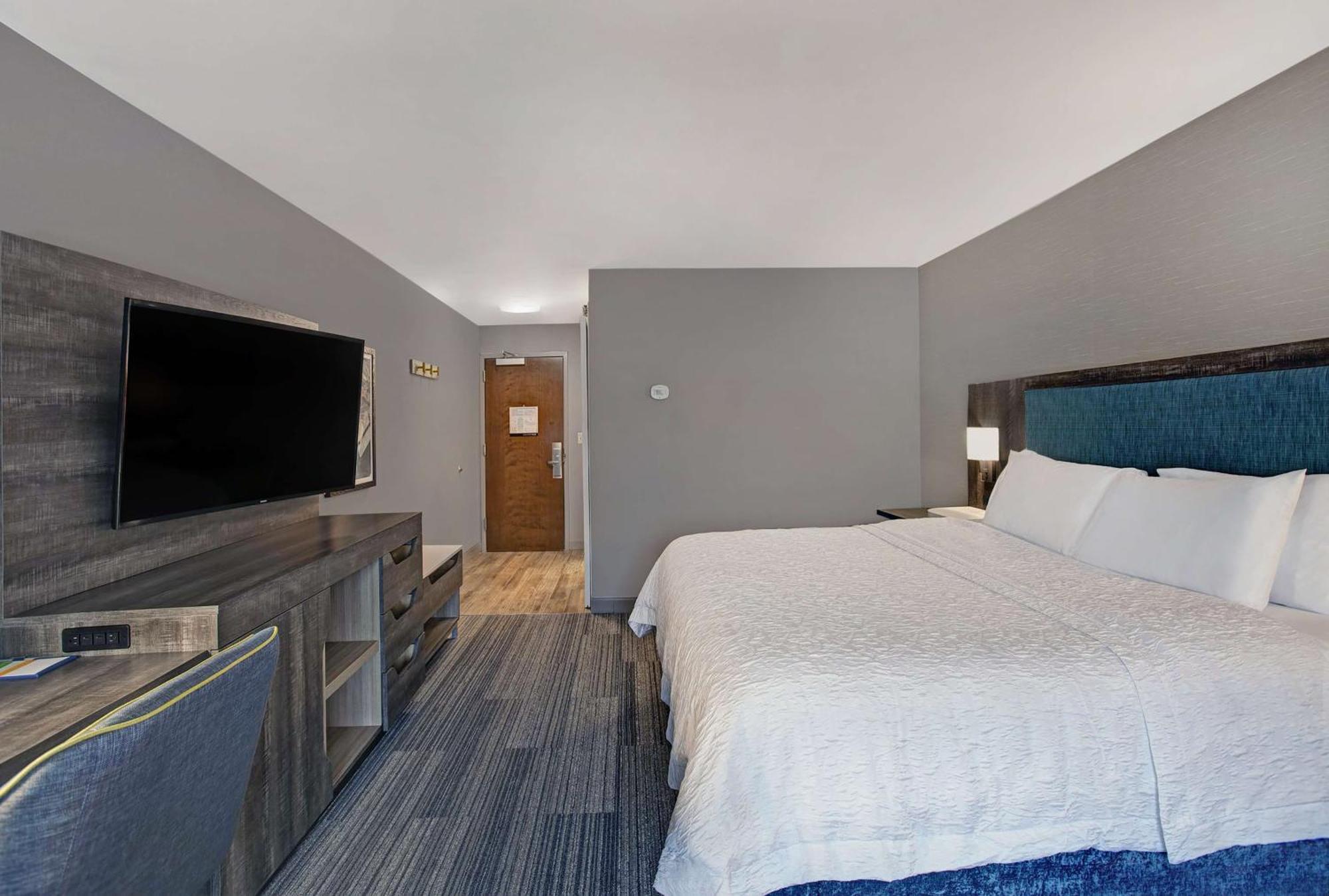 Hampton Inn Westfield Exterior photo