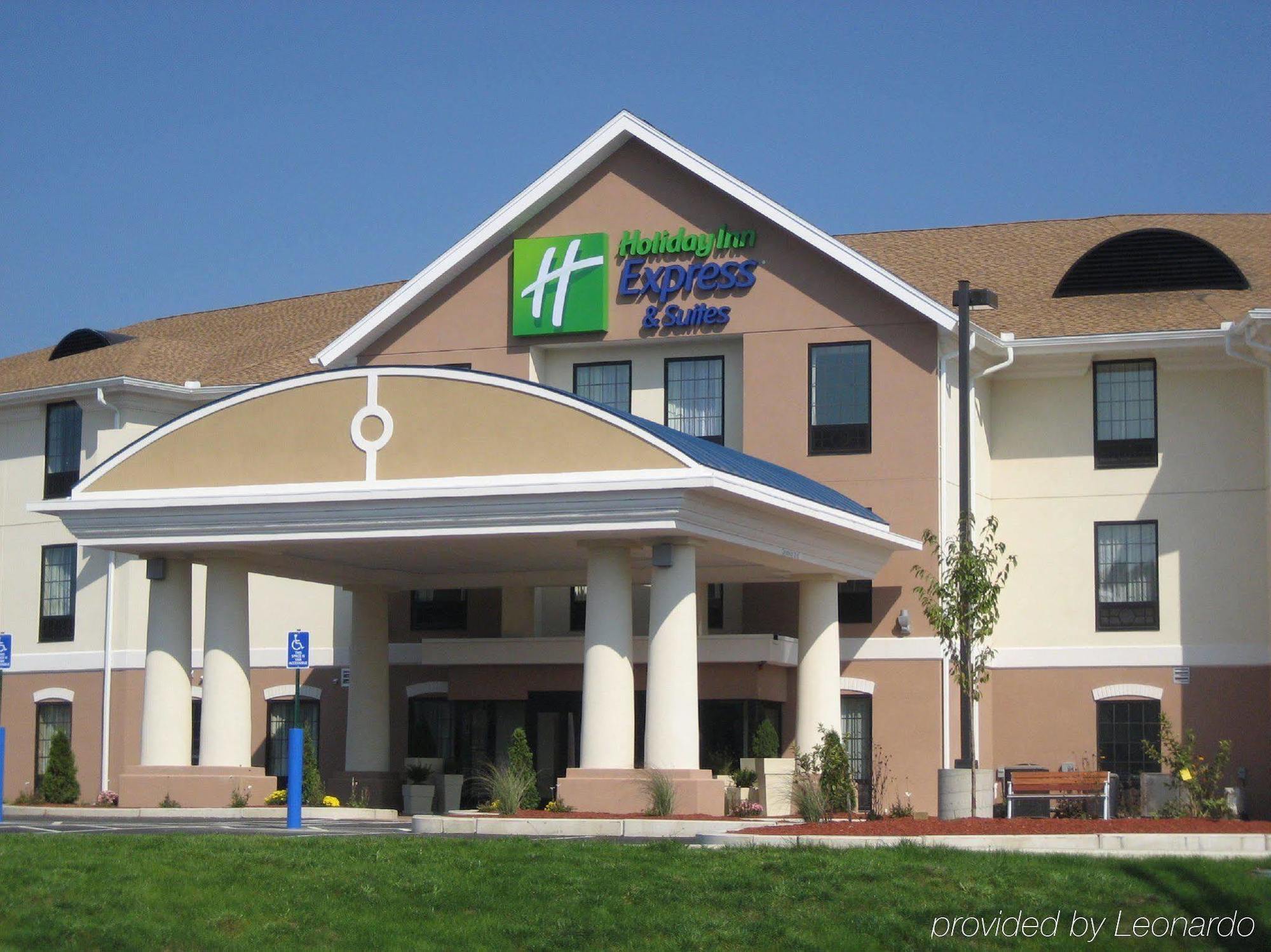 Hampton Inn Westfield Exterior photo